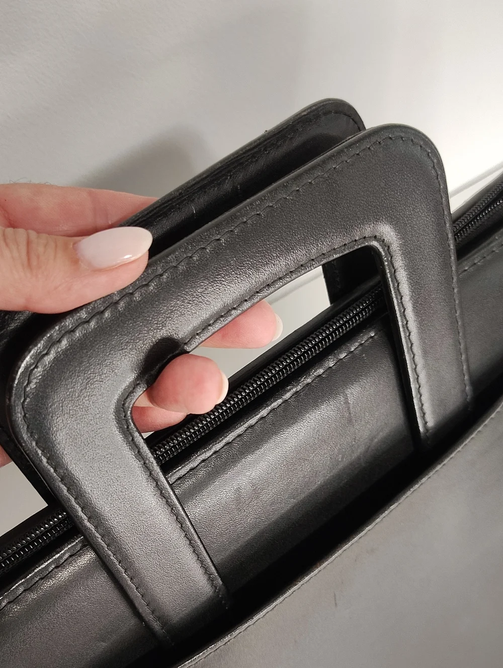 Classic Black Leather Briefcase – Professional Men’s Carry Case